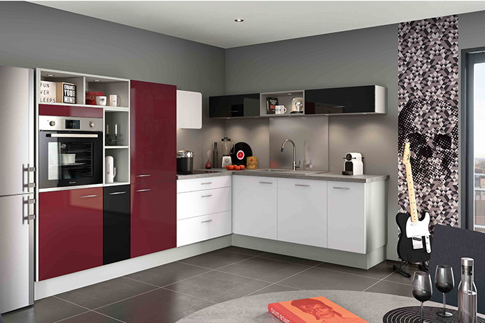 Cuisine ouverte noir rouge et blanche ambiance rock