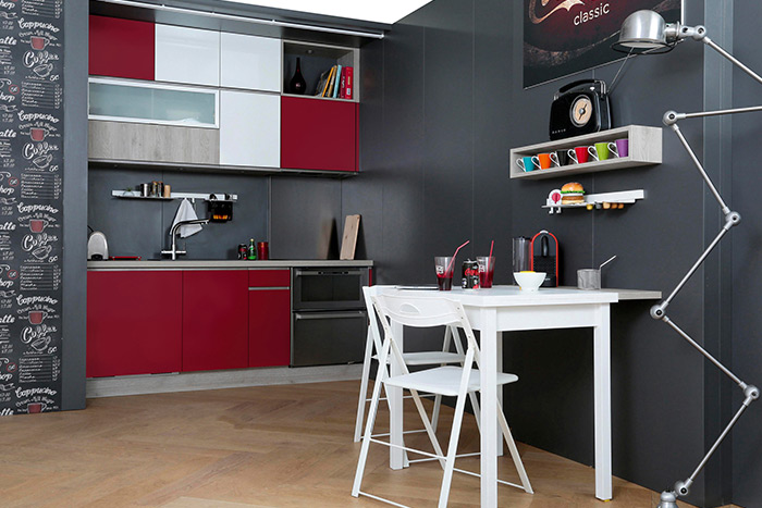 Petite cuisine équipée rouge et bois