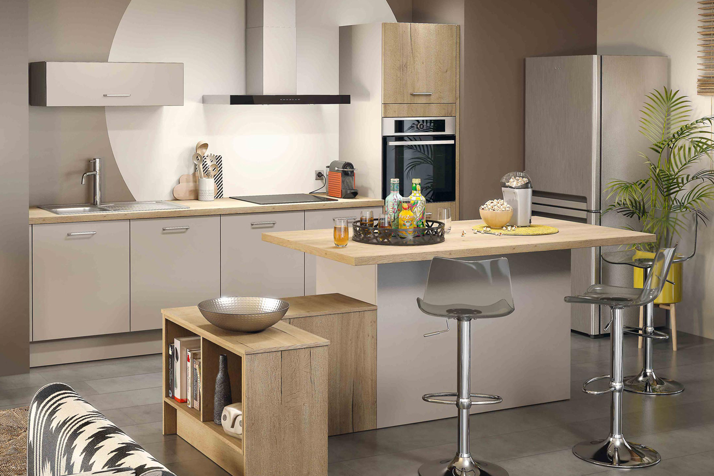 Cuisine équipée avec plan de travail assorti aux niches