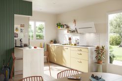 Cocina amarilla de estilo mediterráneo che que bé