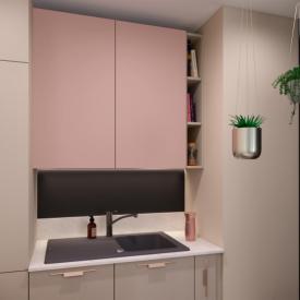 Petite cuisine optimisée avec meubles hauts rose pastel