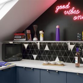 Cuisine équipée sous pente étagère déco