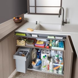 Cuisine équipée avec rangement sous évier et poubelle