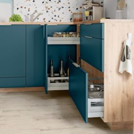 Meubles de la cuisine équipée bleu et bois