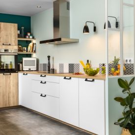 Coin cuisson de la cuisine familiale blanche et bois