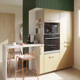 Cocina amarilla con columna de horno de ambiente mediterráneo