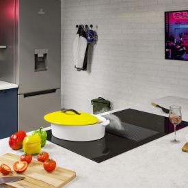 Cuisine équipée sous pente avec plaque aspirante
