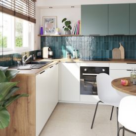 Cocina moderna y económica con frentes en verde pastel