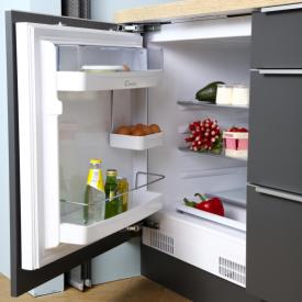 Petite cuisine avec frigo intégré et invisible