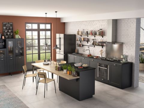 Cocina de estilo bistró en madera y negro