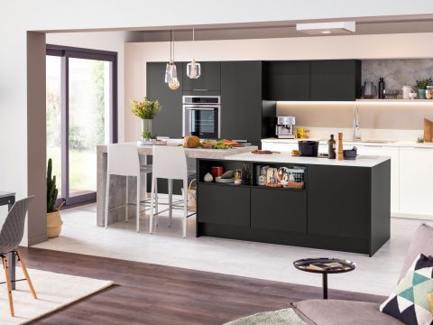 Cocina en blanco y negro con isla central