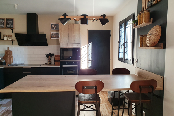Cuisine industrielle noire et bois avec verrière