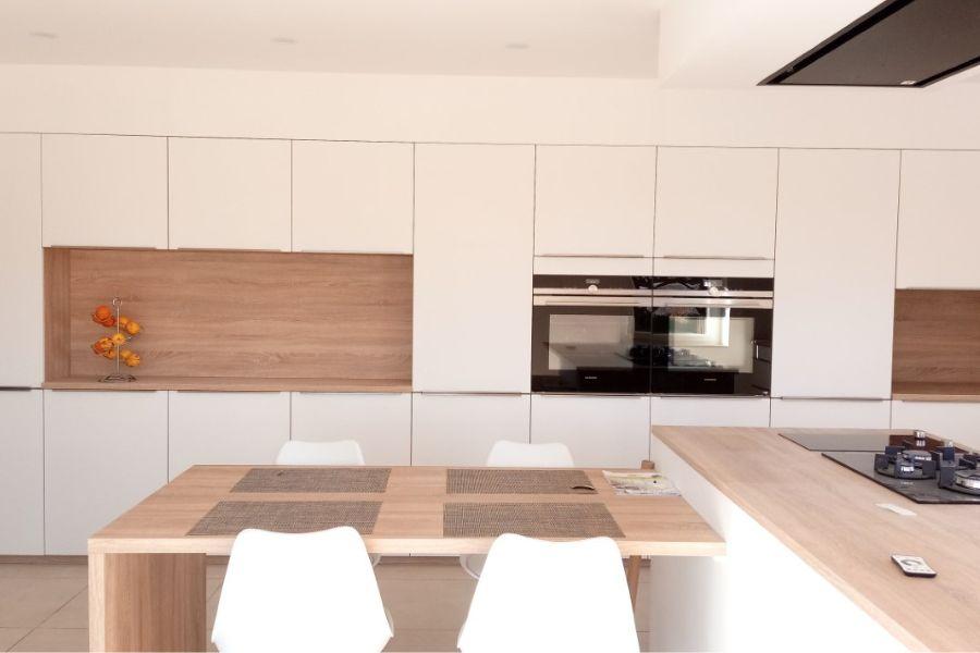 La grande cuisine blanche et bois de Mme & M. N, une cuisine réalisée par SoCoo'c Cahors