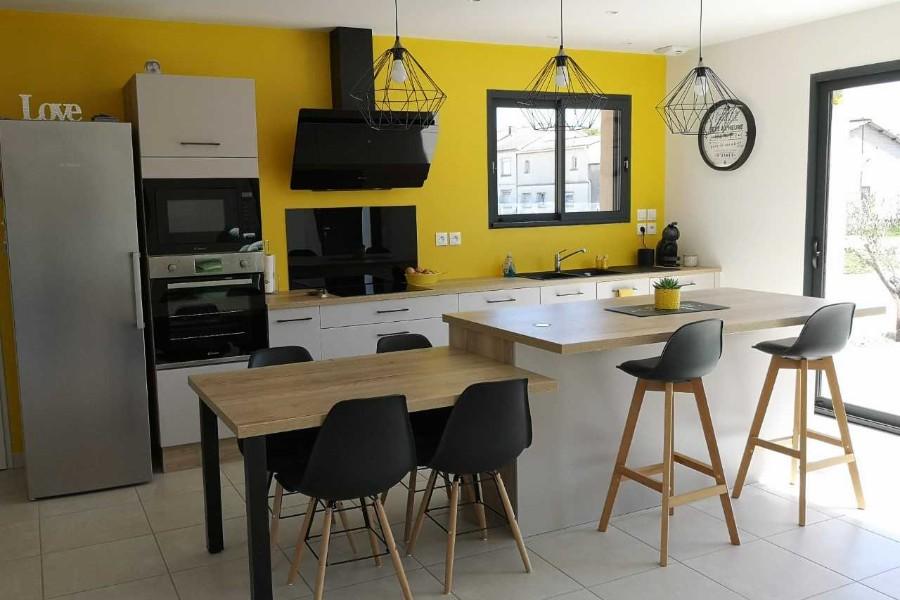 Cuisine blanche, bois et ... jaune !, une cuisine réalisée par SoCoo'c Aix en Provence