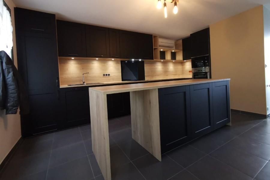 La cuisine noire et bois de Vincent et Fabienne, une cuisine réalisée par SoCoo'c Ste Geneviève des Bois