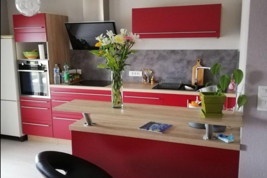La cuisine rouge et bois de Mme T, une cuisine réalisée par SoCoo'c Colmar