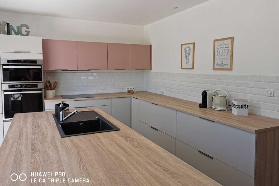 Une cuisine blanche, bois et rose, une cuisine réalisée par SoCoo'c Avignon Vedene