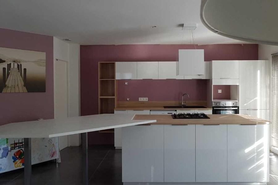 Une cuisine blanche et bois, une cuisine réalisée par SoCoo'c Aix en Provence