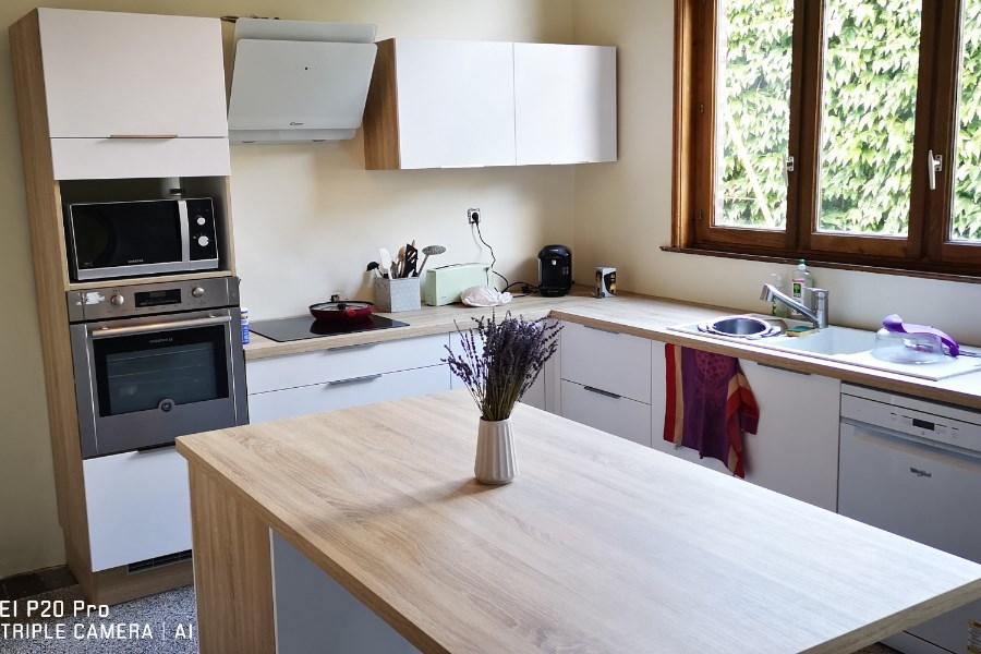Une cuisine blanche et bois sobre et fonctionnelle, une cuisine réalisée par SoCoo'c Lille Villeneuve d'Ascq