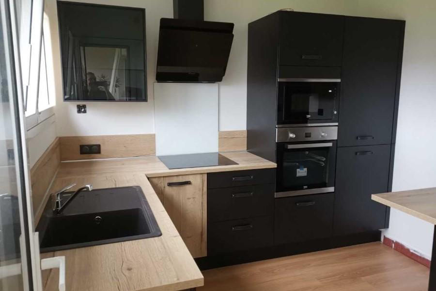 Une cuisine noire et bois, une cuisine réalisée par SoCoo'c Lannion