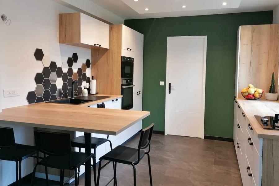 Cuisine blanche et bois de Mr et Mme D., une cuisine réalisée par SoCoo'c Guerande