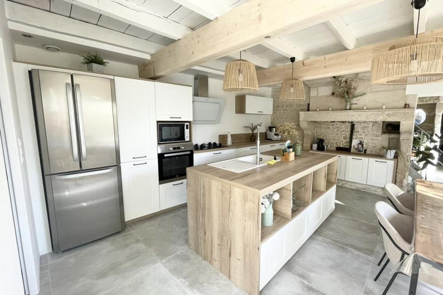La cuisine blanche et bois avec cadre d'Angélique, une cuisine réalisée par SoCoo'c La Rochelle