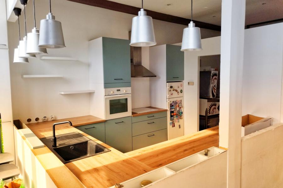 La cuisine vert pastel et bois d'Alwin, une cuisine réalisée par SoCoo'c Saint Etienne