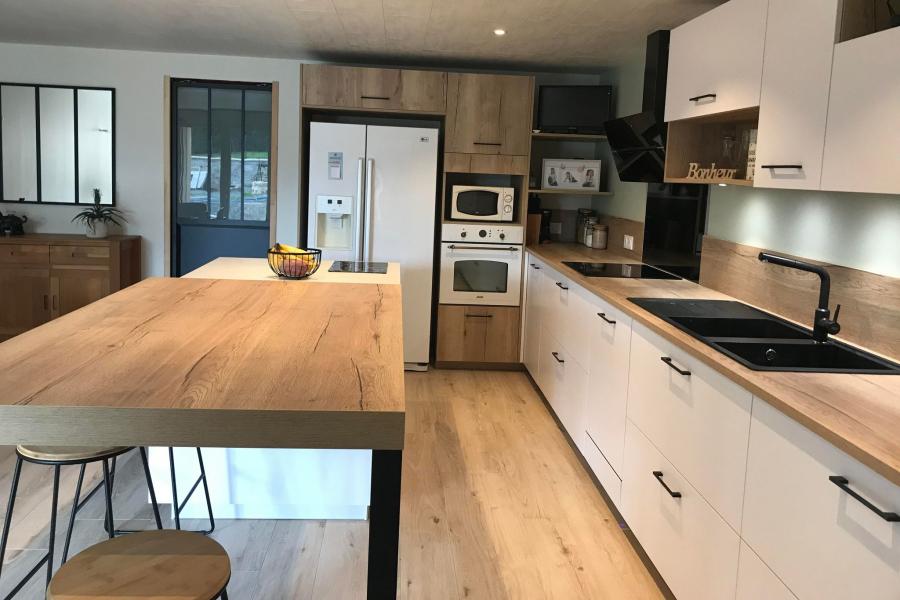 La cuisine blanche et bois d'Hélène et Freddy, une cuisine réalisée par SoCoo'c La Rochelle
