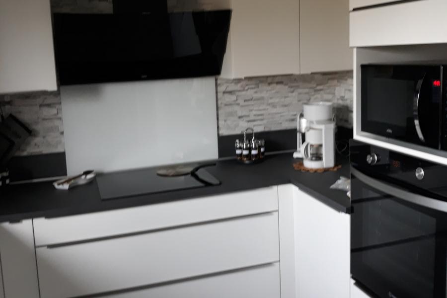 cuisine blanche et noire avec coin repas, une cuisine réalisée par SoCoo'c Charleville