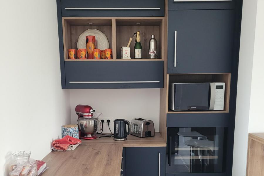 Cuisine bleue et bois très élégante !, une cuisine réalisée par SoCoo'c Villiers sur Marne