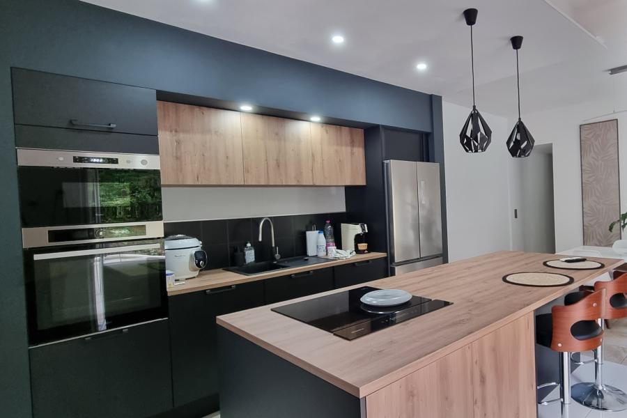 Cuisine bleue nuit mélange bois, une cuisine réalisée par SoCoo'c Antibes