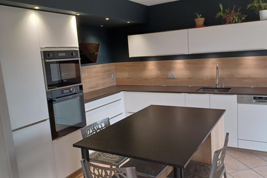 Cuisine avec plan de travail en granit, une cuisine réalisée par SoCoo'c Givors