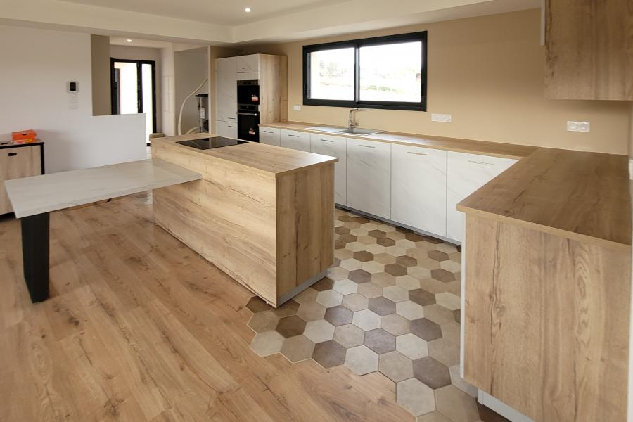 Cuisine blanche et bois avec îlot, une cuisine réalisée par SoCoo'c Tarbes