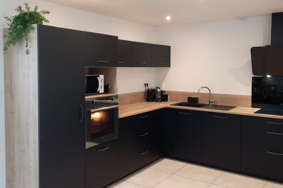 Cuisine noire et bois moderne, une cuisine réalisée par SoCoo'c Rodez