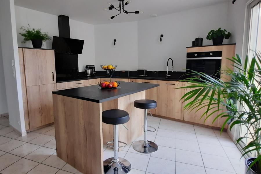 La cuisine bois et noire d'Eric, une cuisine réalisée par SoCoo'c Saint Nazaire