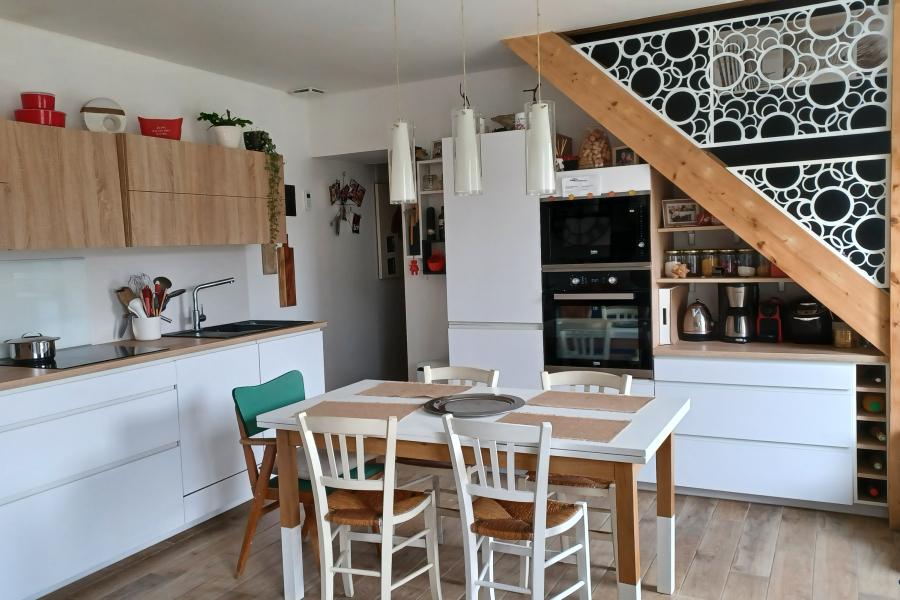 La cuisine blanche et bois chaleureuse de Mme D., une cuisine réalisée par SoCoo'c Lannion