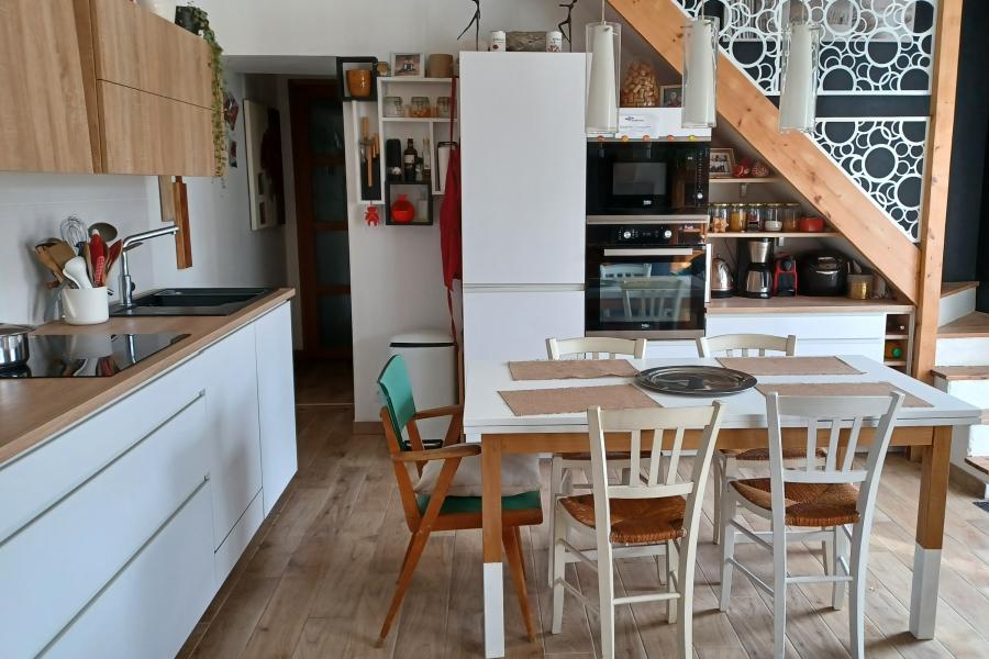 La cuisine blanche et bois chaleureuse de Mme D., une cuisine réalisée par SoCoo'c Lannion