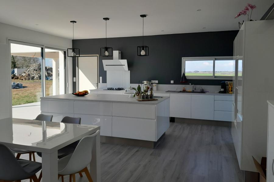 Cuisine total look blanc avec coin repas, une cuisine réalisée par SoCoo'c Rennes Melesse