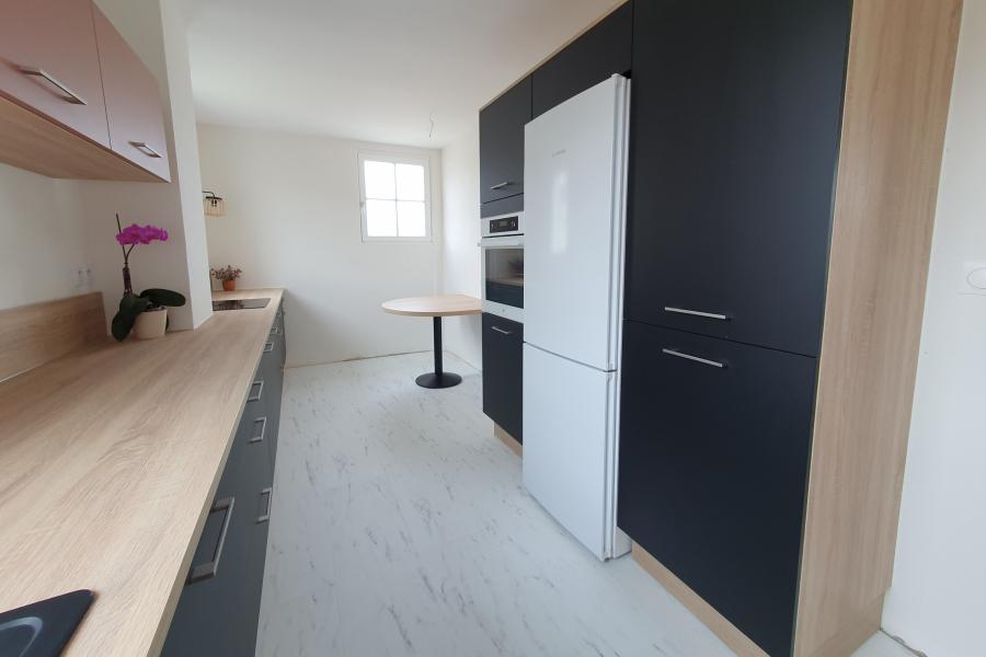 La cuisine noire et bois de Catherine, une cuisine réalisée par SoCoo'c Angers Lac de Maine