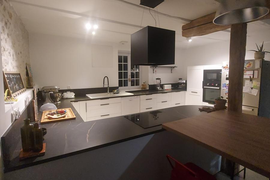 Cuisine blanche et noire de Sandrine , une cuisine réalisée par SoCoo'c Blois