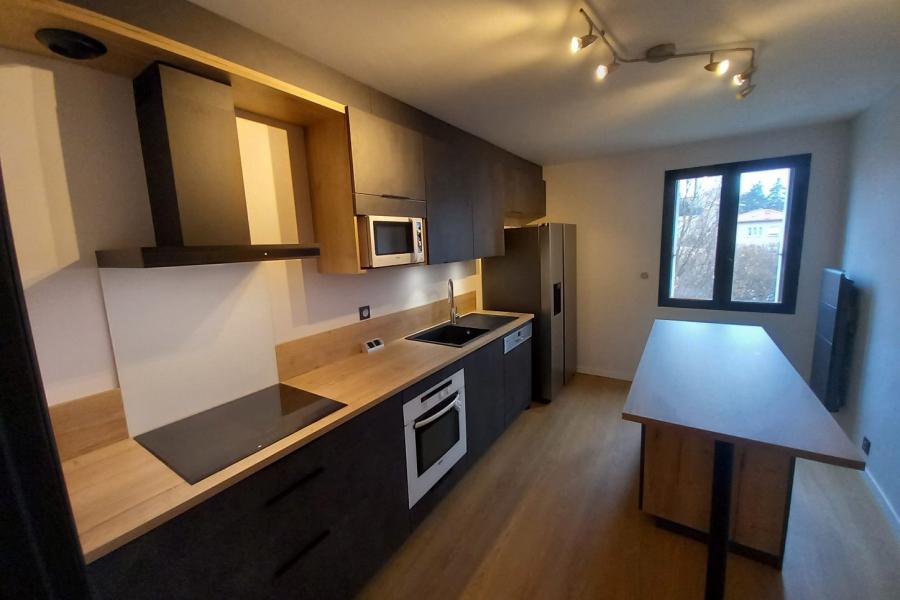 La cuisine grise et bois de Pierre, une cuisine réalisée par SoCoo'c Millau