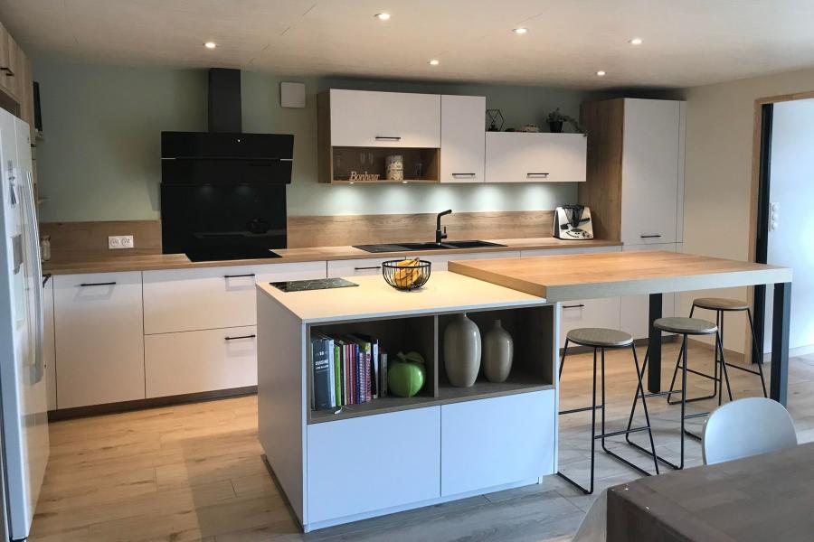 La cuisine blanche et bois d'Hélène et Freddy, une cuisine réalisée par SoCoo'c La Rochelle