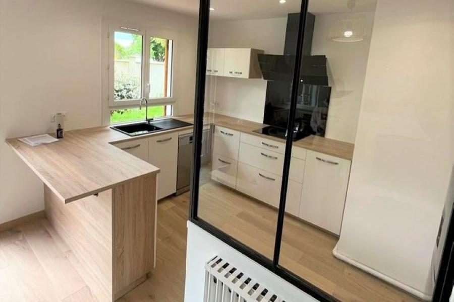 Cuisine blanche et bois, une cuisine réalisée par SoCoo'c Melun