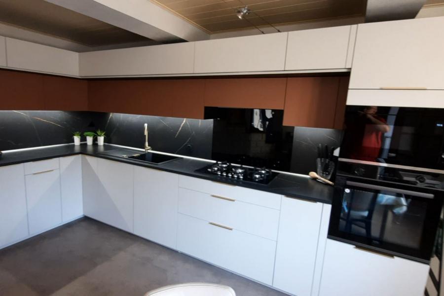 Cuisine blanche noire et terra rosa tendance, une cuisine réalisée par SoCoo'c Charleville
