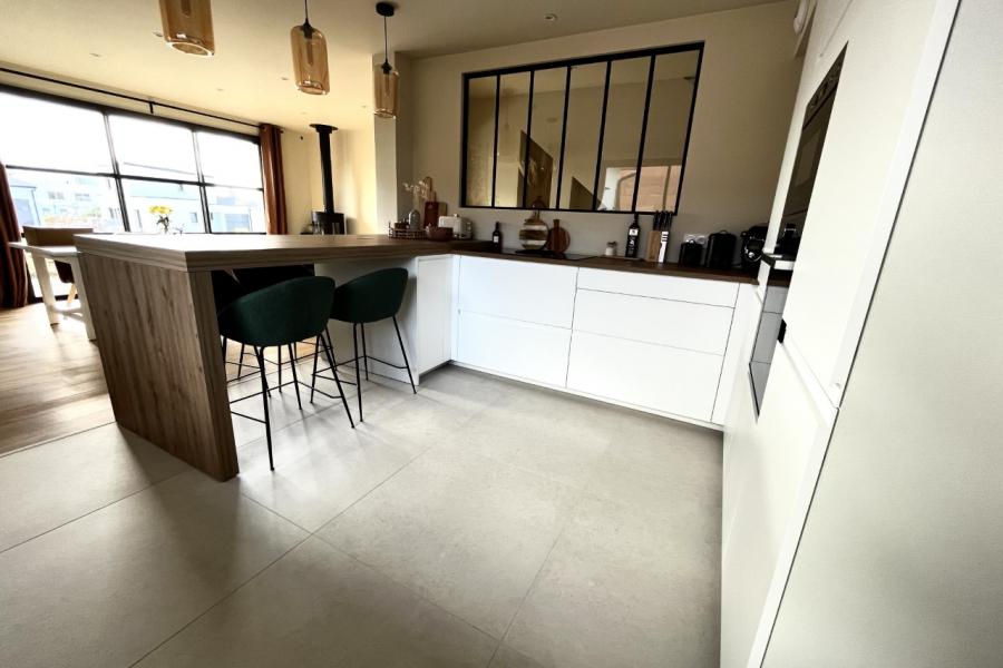 La cuisine blanche et bois avec îlot de Mme M et Mr F , une cuisine réalisée par SoCoo'c Saint Brieuc/Langueux