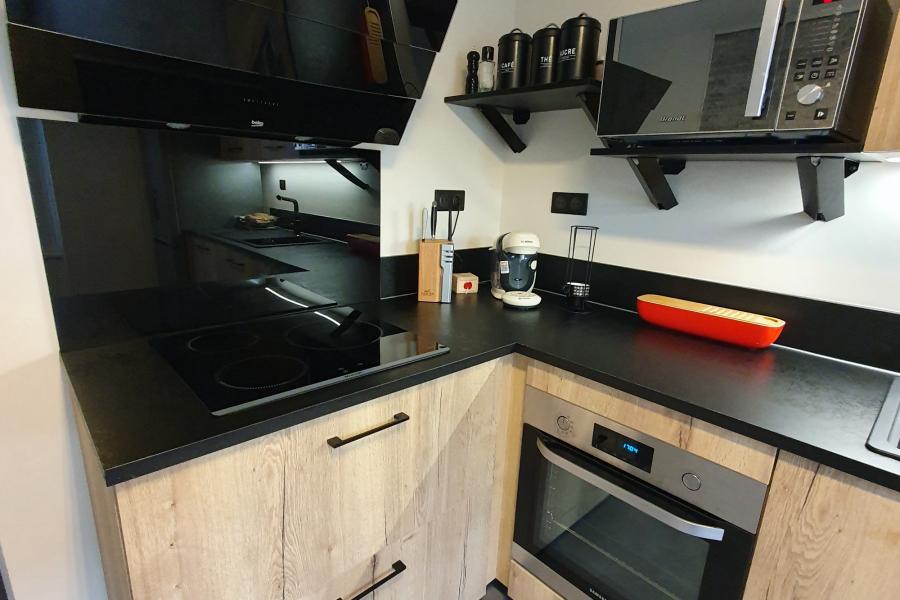 Une cuisine bois et noire, une cuisine réalisée par SoCoo'c Aurillac