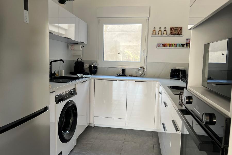 Cuisine blanche lumineuse, une cuisine réalisée par SoCoo'c Ajaccio