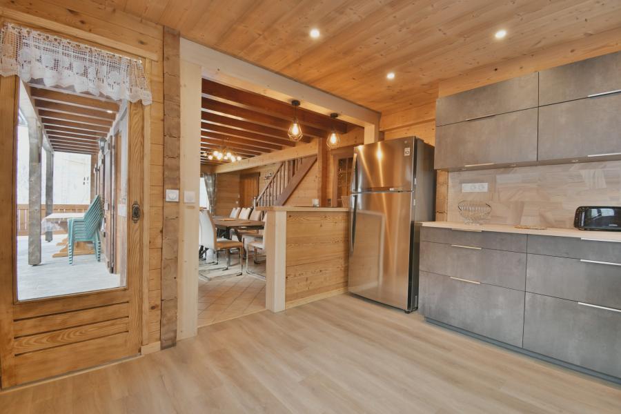 Cuisine grise et bois moderne dans un chalet de ski, une cuisine réalisée par SoCoo'c Annecy