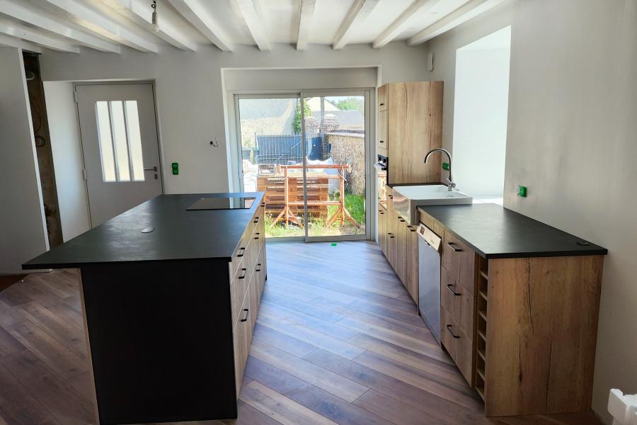 Cuisine bois et noire avec îlot, une cuisine réalisée par SoCoo'c Chartres