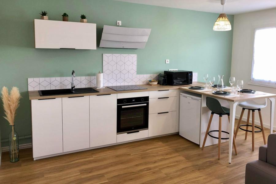 Cuisine Airbnb blanche et bois scandinave de Maxime, une cuisine réalisée par SoCoo'c Vichy